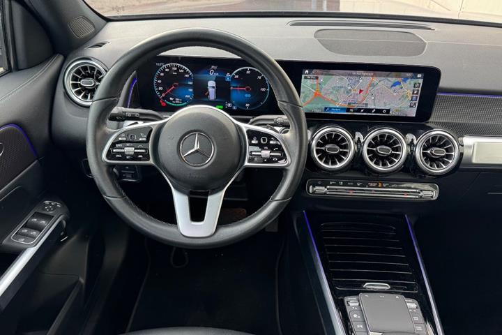 Grå Mercedes EQB350 fra 2023