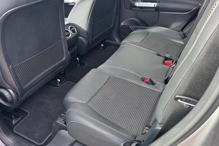 Grå Mercedes EQB350 fra 2023