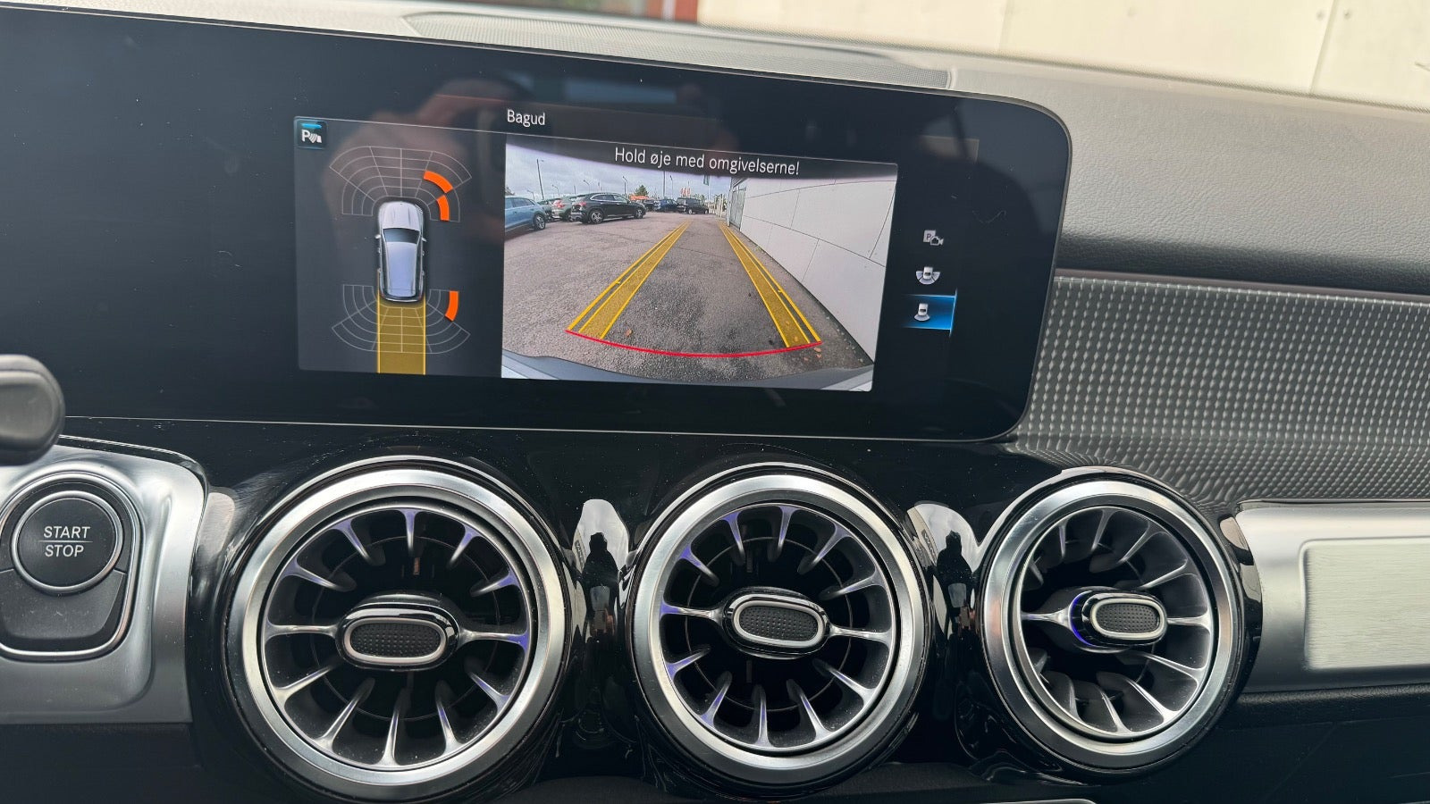 Grå Mercedes EQB350 fra 2023