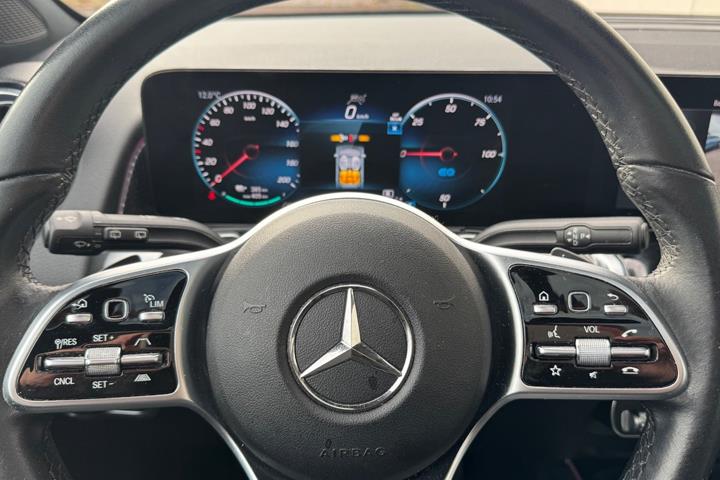 Grå Mercedes EQB350 fra 2023