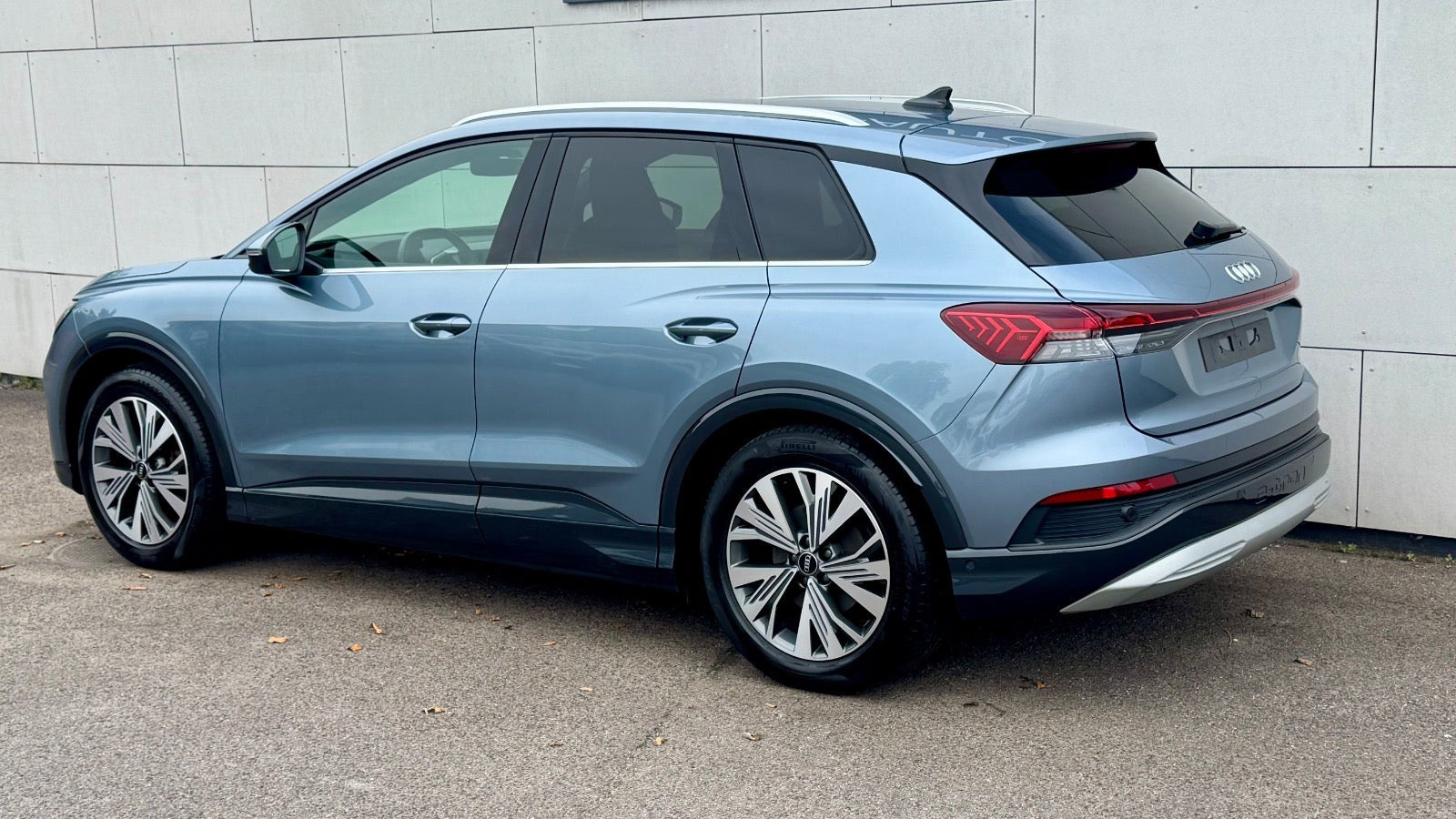 Grå Audi Q4 e-tron fra 2023