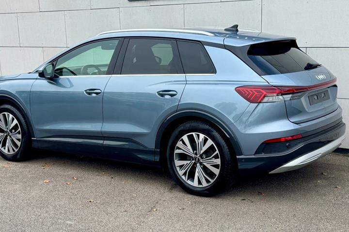 Grå Audi Q4 e-tron fra 2023