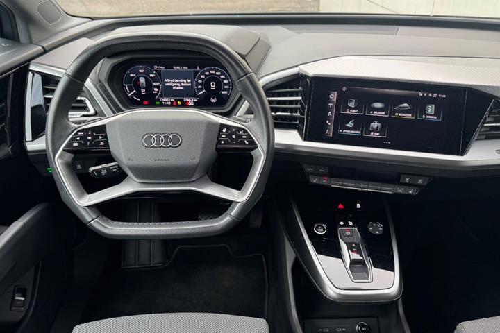 Grå Audi Q4 e-tron fra 2023
