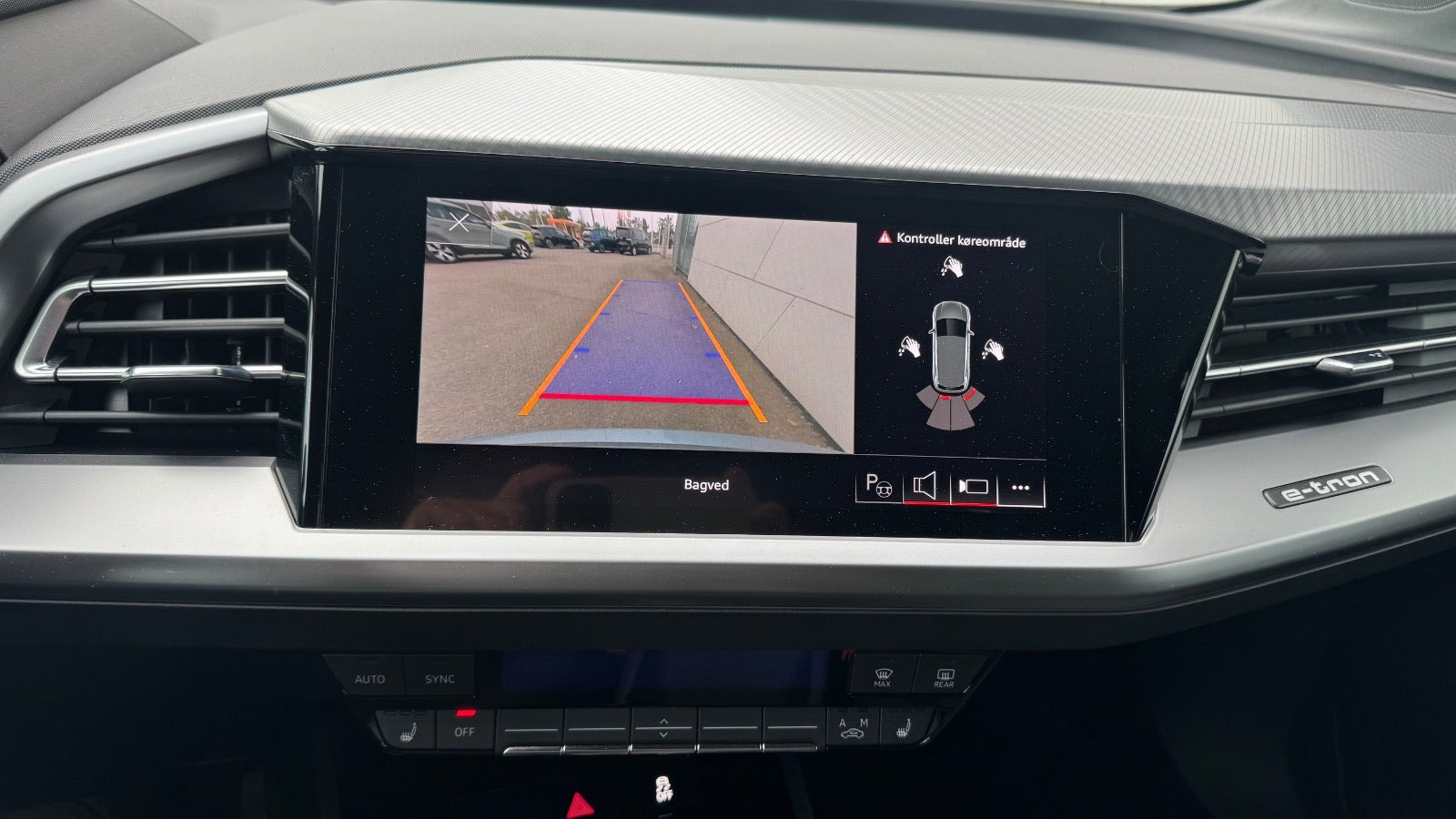 Grå Audi Q4 e-tron fra 2023