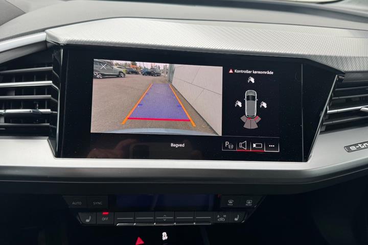 Grå Audi Q4 e-tron fra 2023