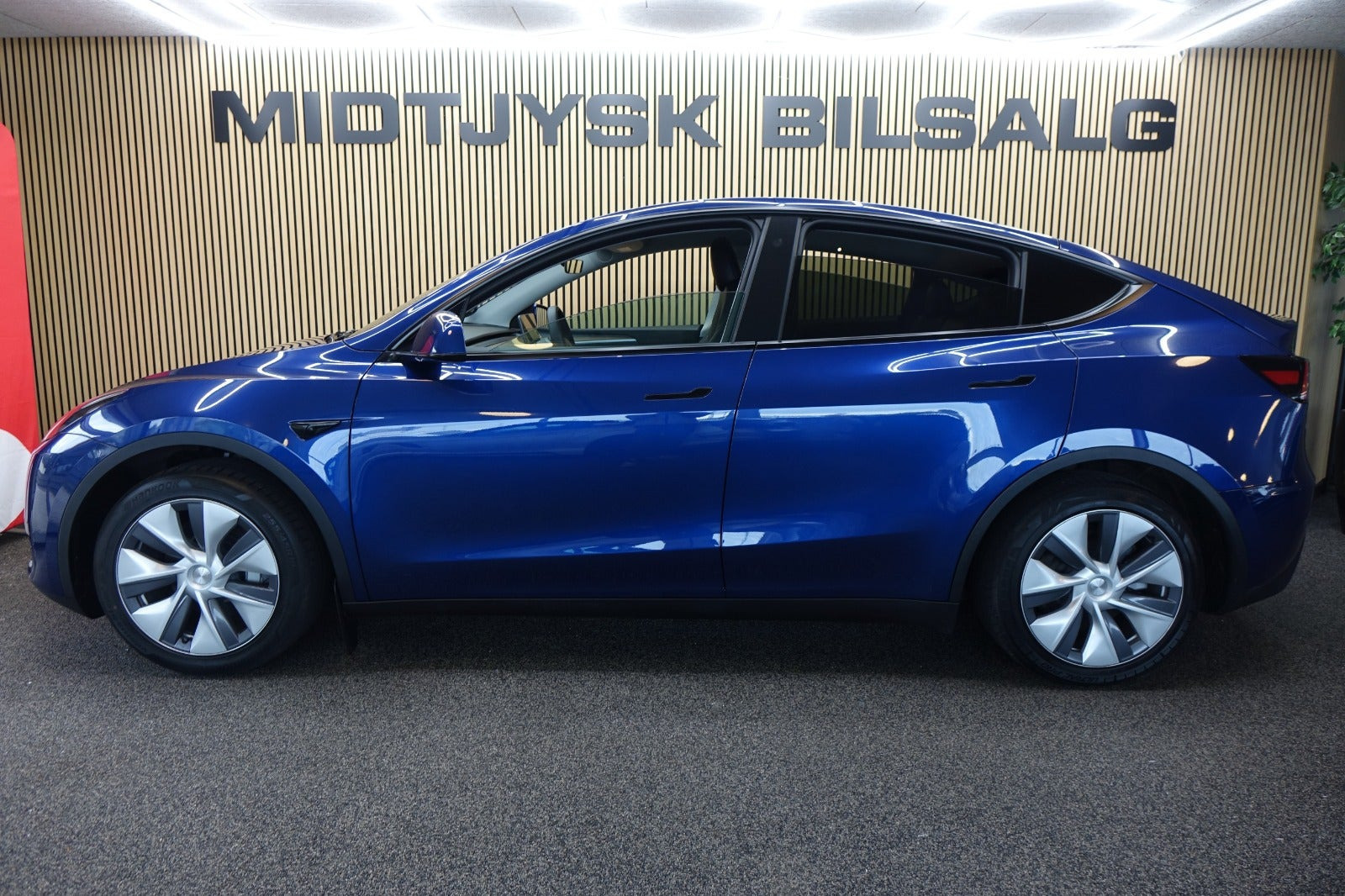 Blå Tesla Model Y fra 2023