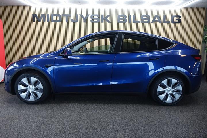 Blå Tesla Model Y fra 2023