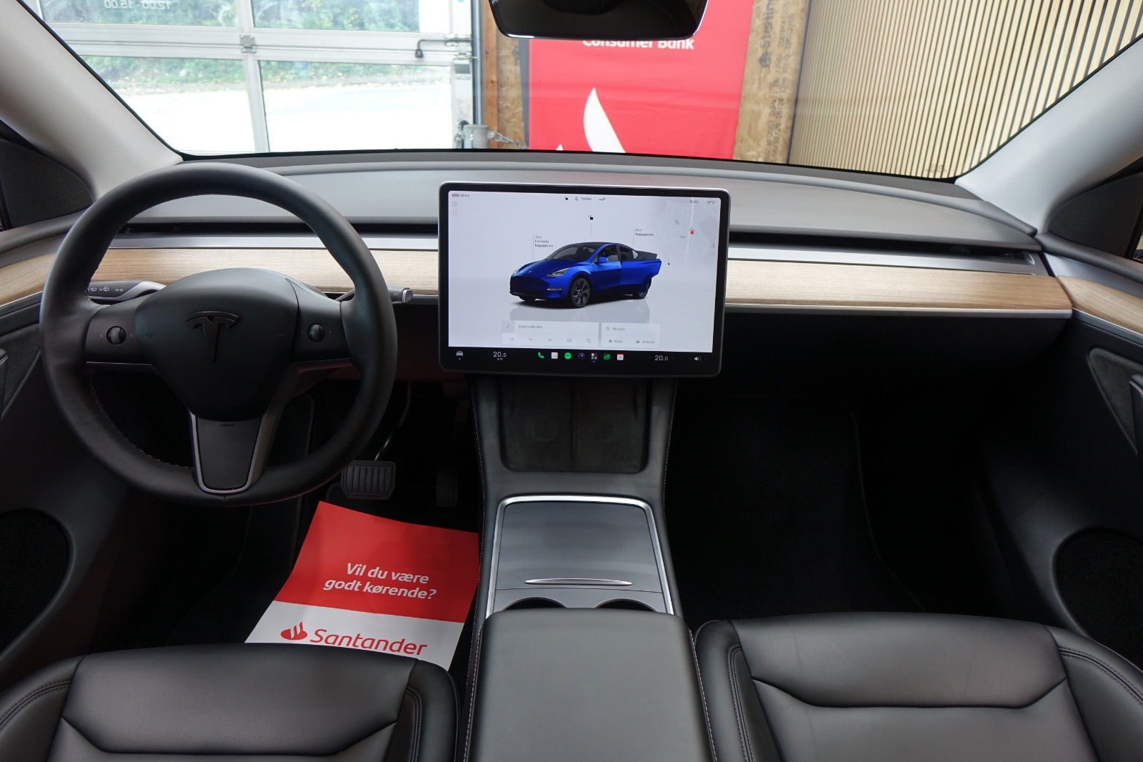 Blå Tesla Model Y fra 2023