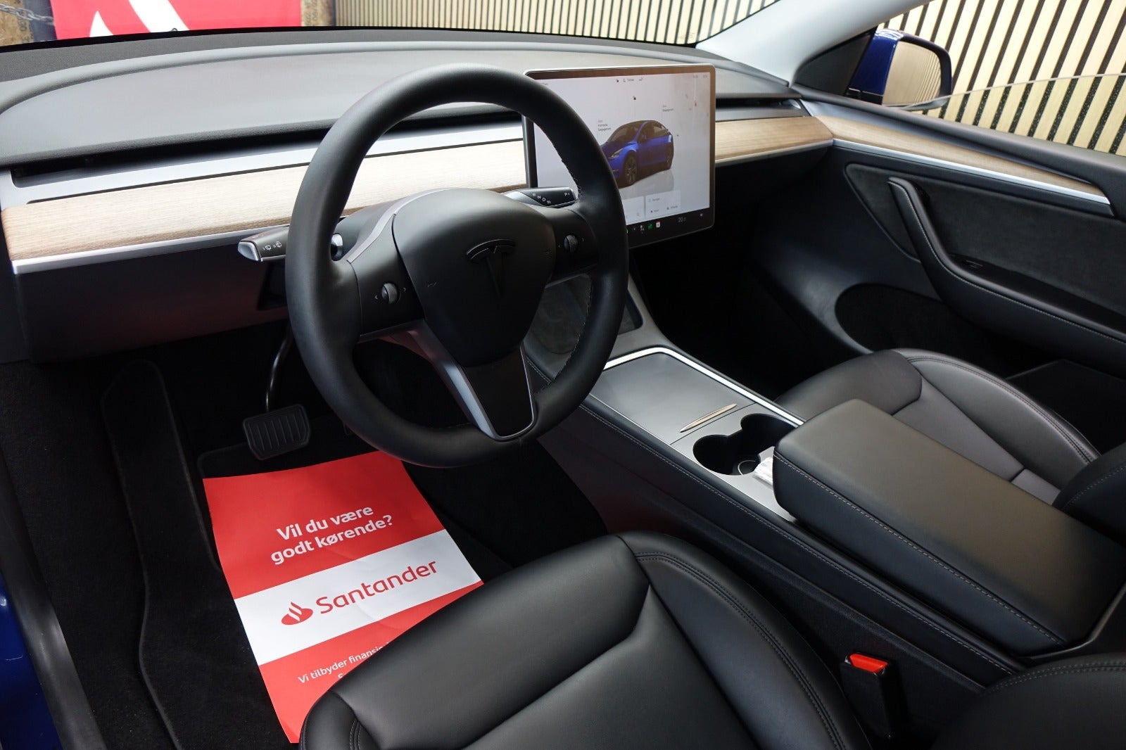 Blå Tesla Model Y fra 2023