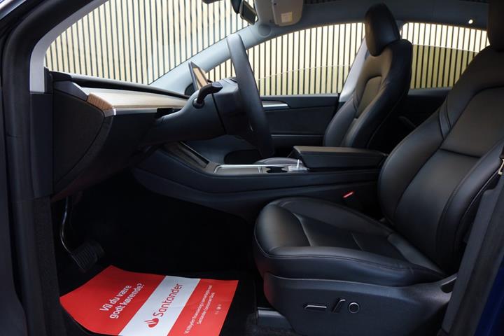 Blå Tesla Model Y fra 2023