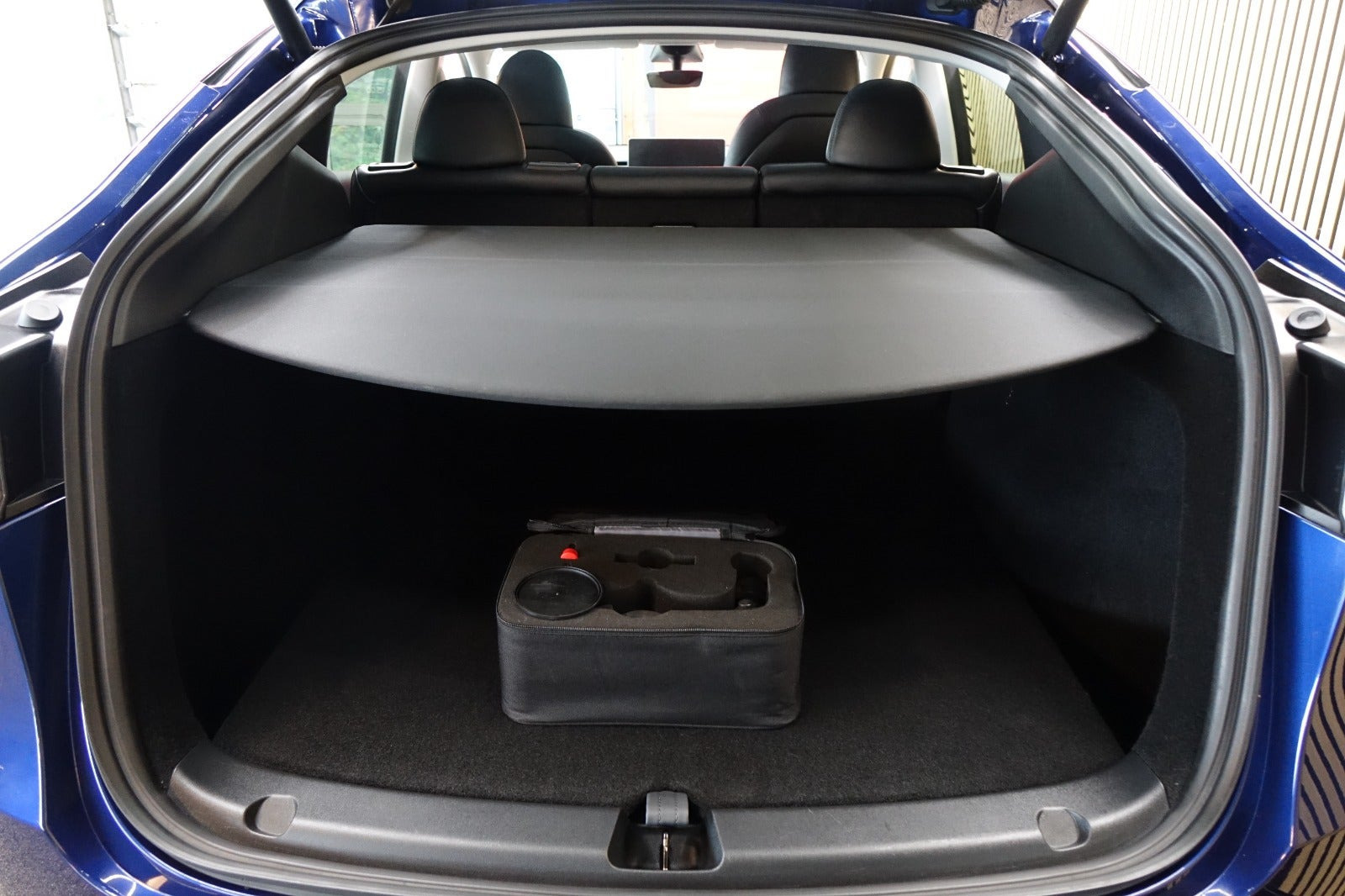 Blå Tesla Model Y fra 2023