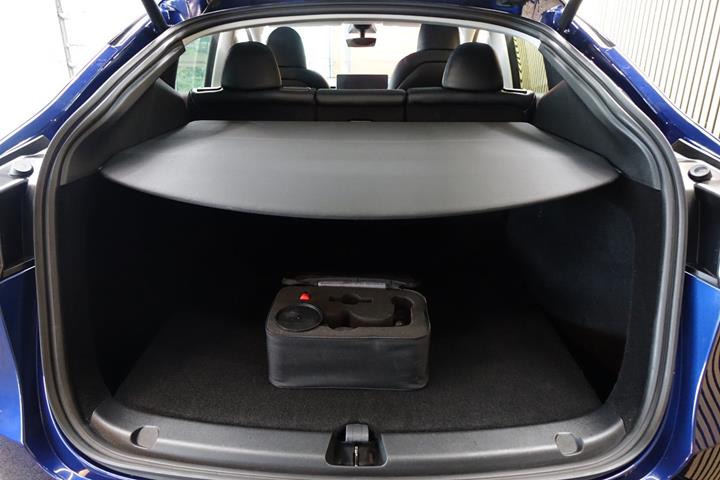 Blå Tesla Model Y fra 2023