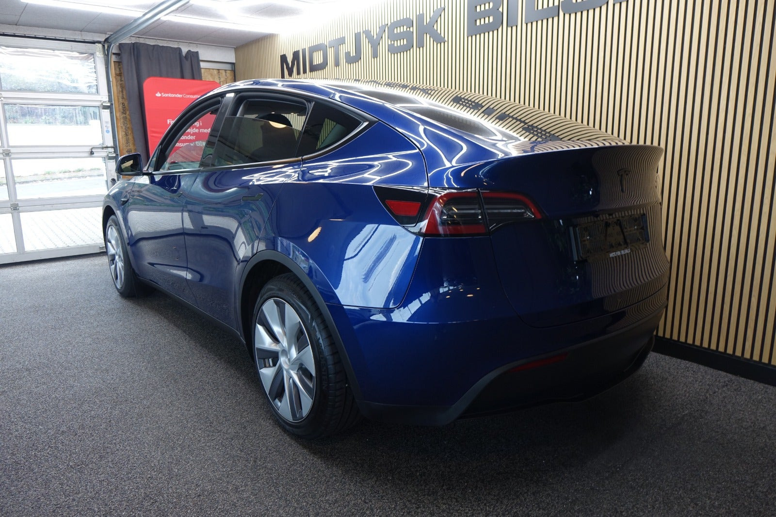 Blå Tesla Model Y fra 2023