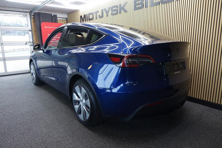 Blå Tesla Model Y fra 2023