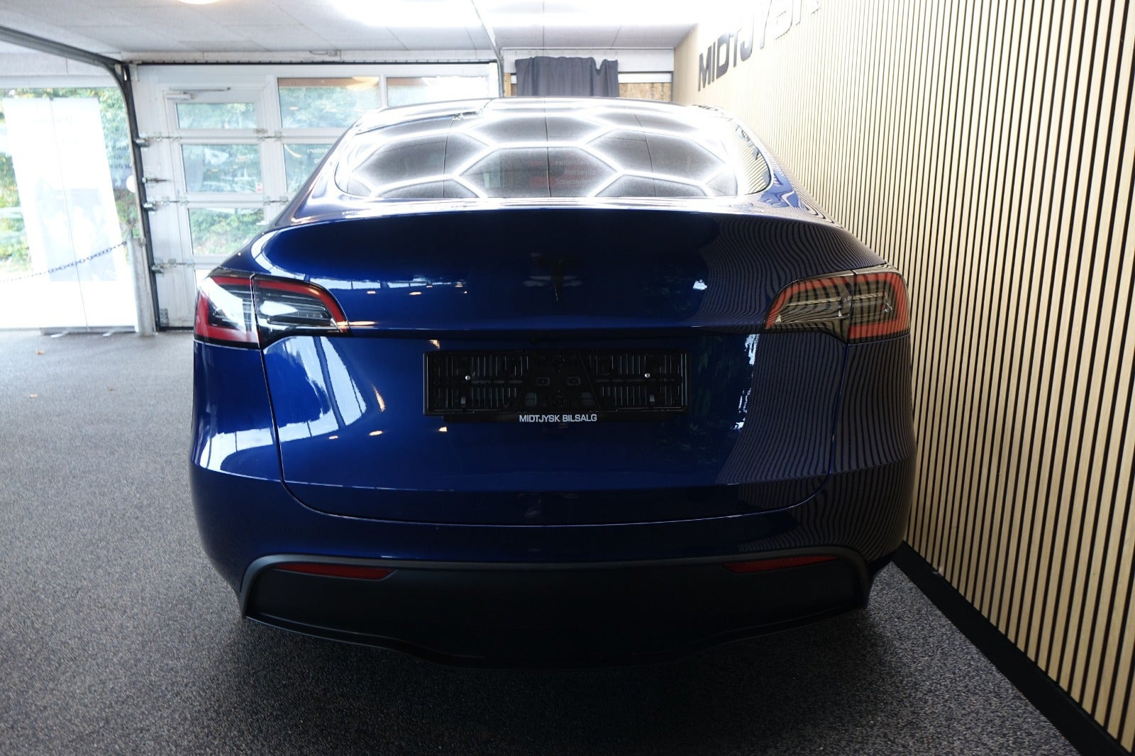 Blå Tesla Model Y fra 2023