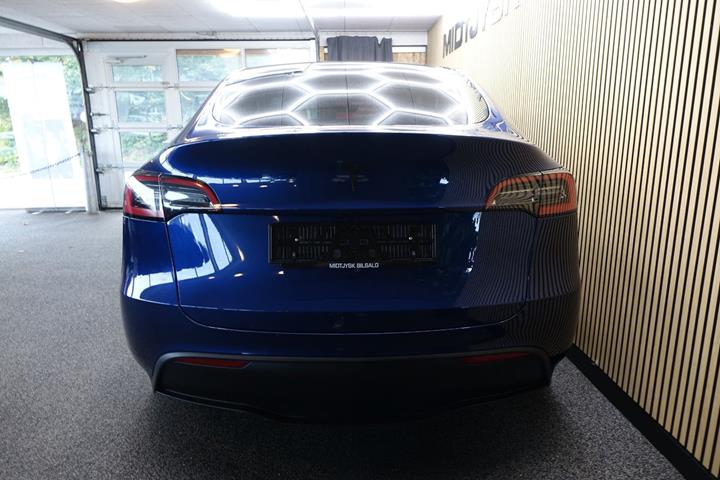 Blå Tesla Model Y fra 2023