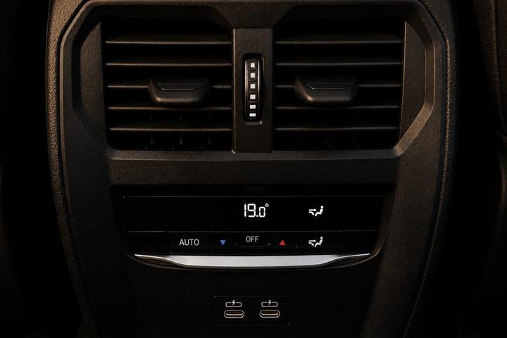 Blå BMW i4 fra 2025