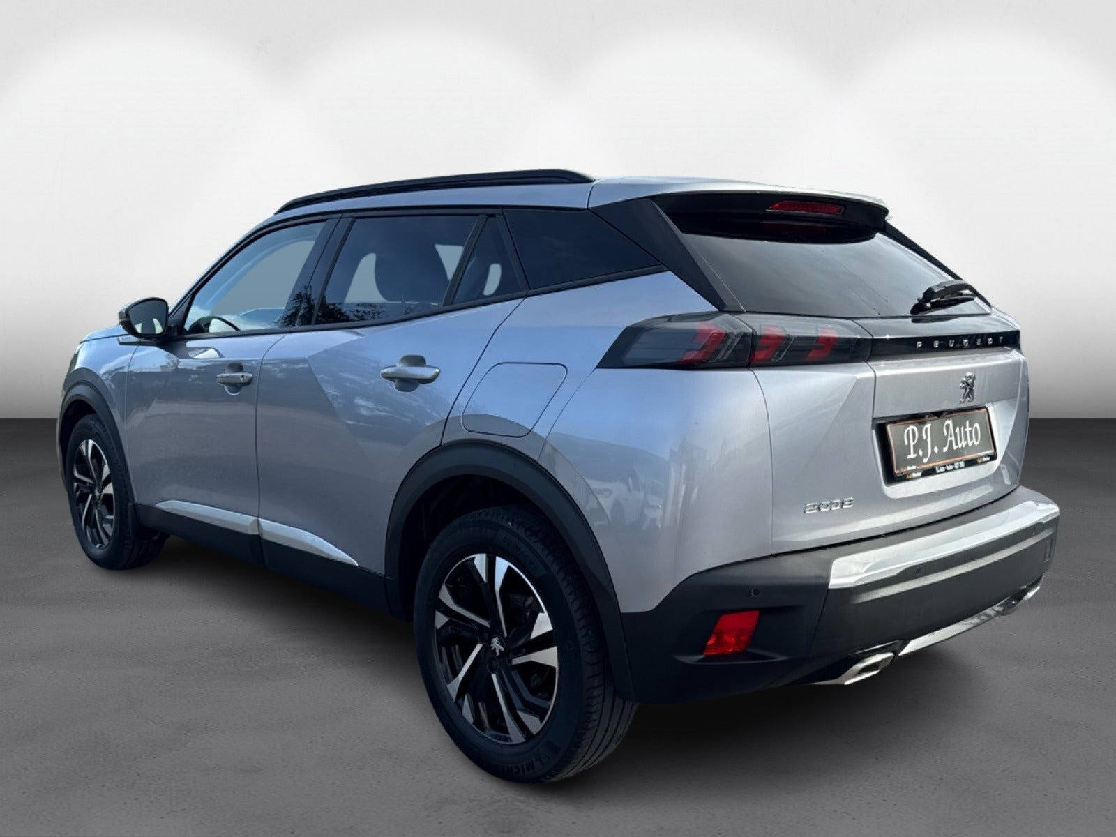 Grå Peugeot 2008 fra 2020