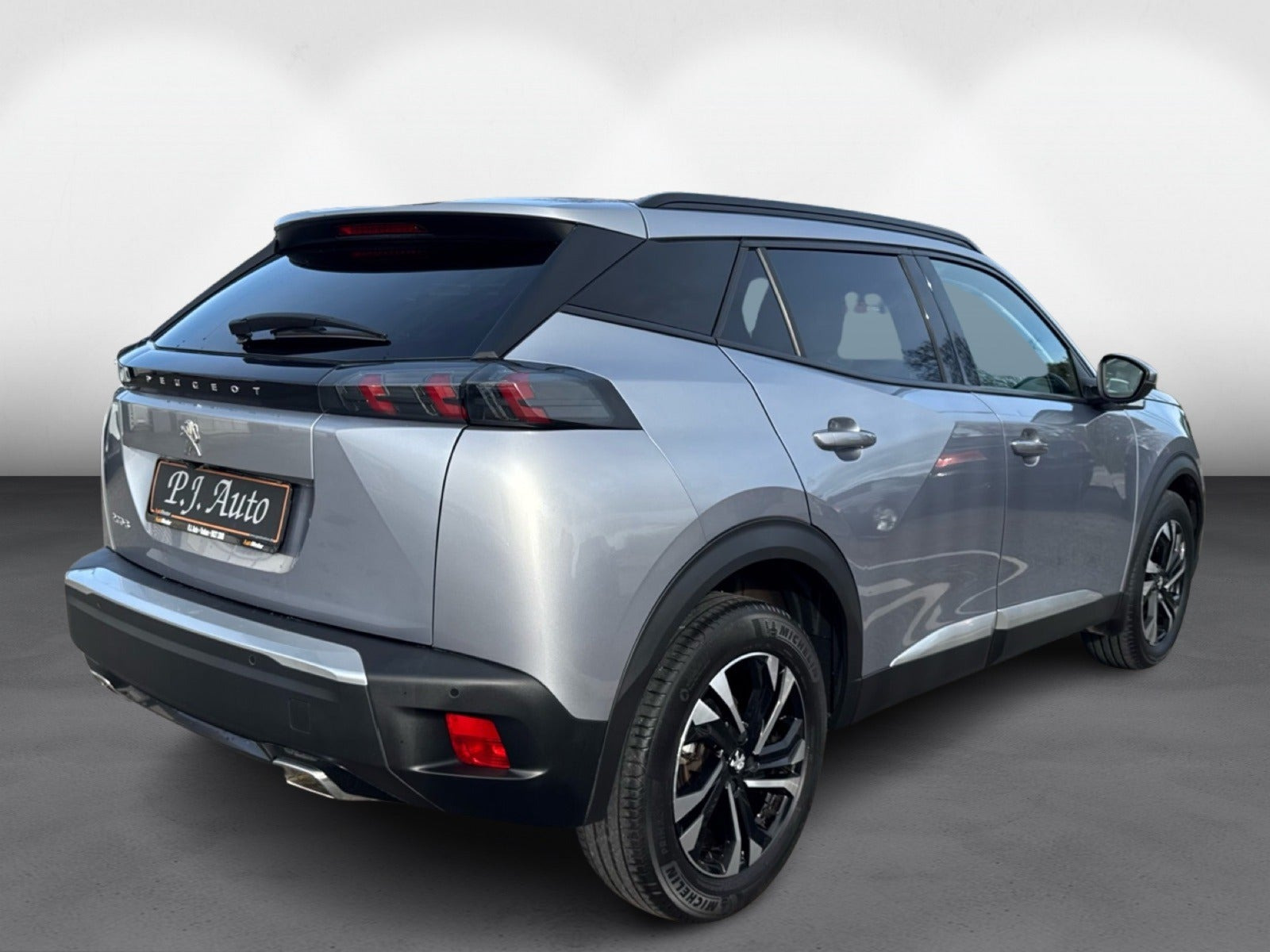 Grå Peugeot 2008 fra 2020