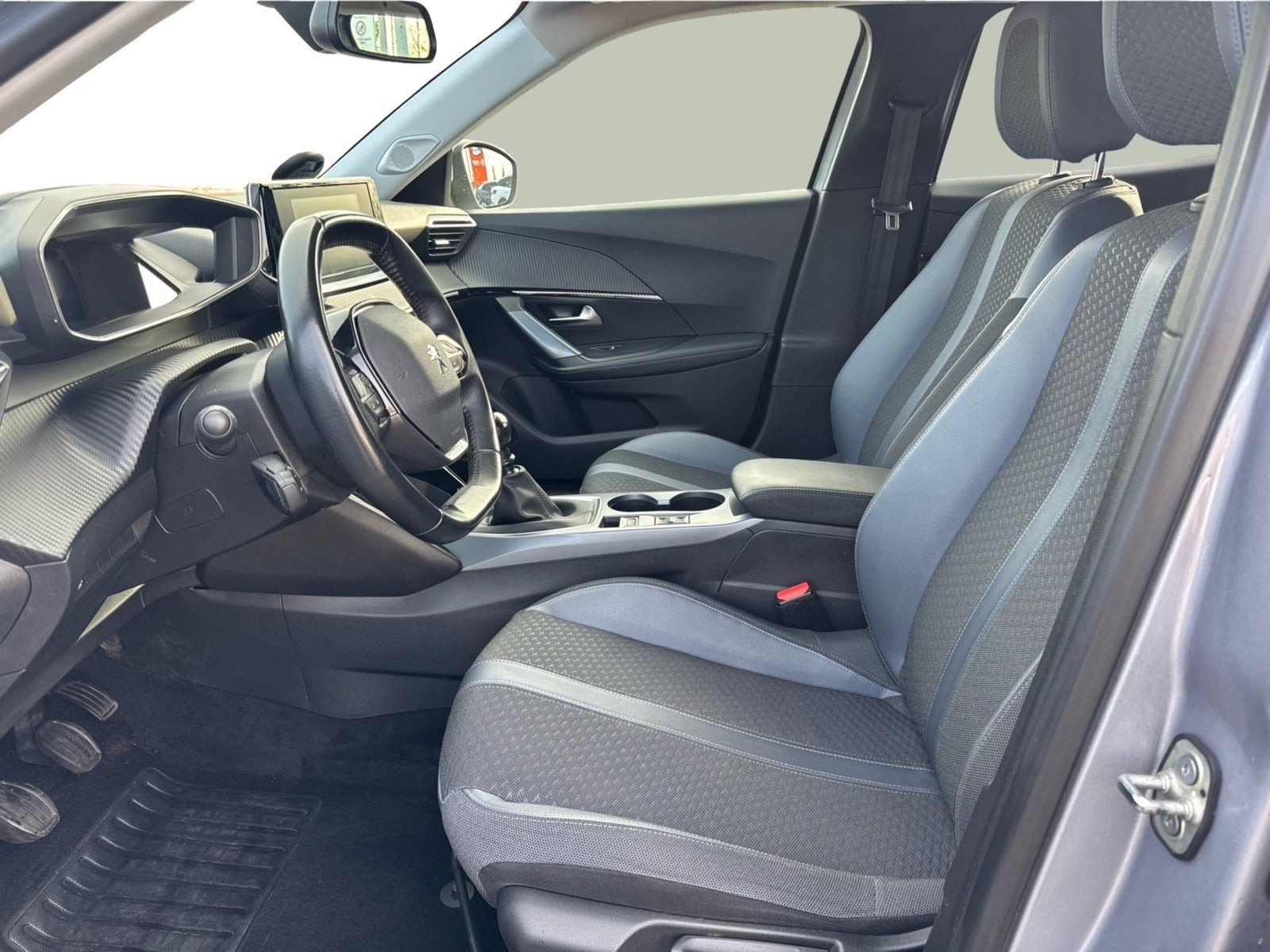 Grå Peugeot 2008 fra 2020