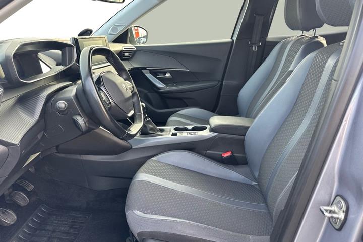 Grå Peugeot 2008 fra 2020