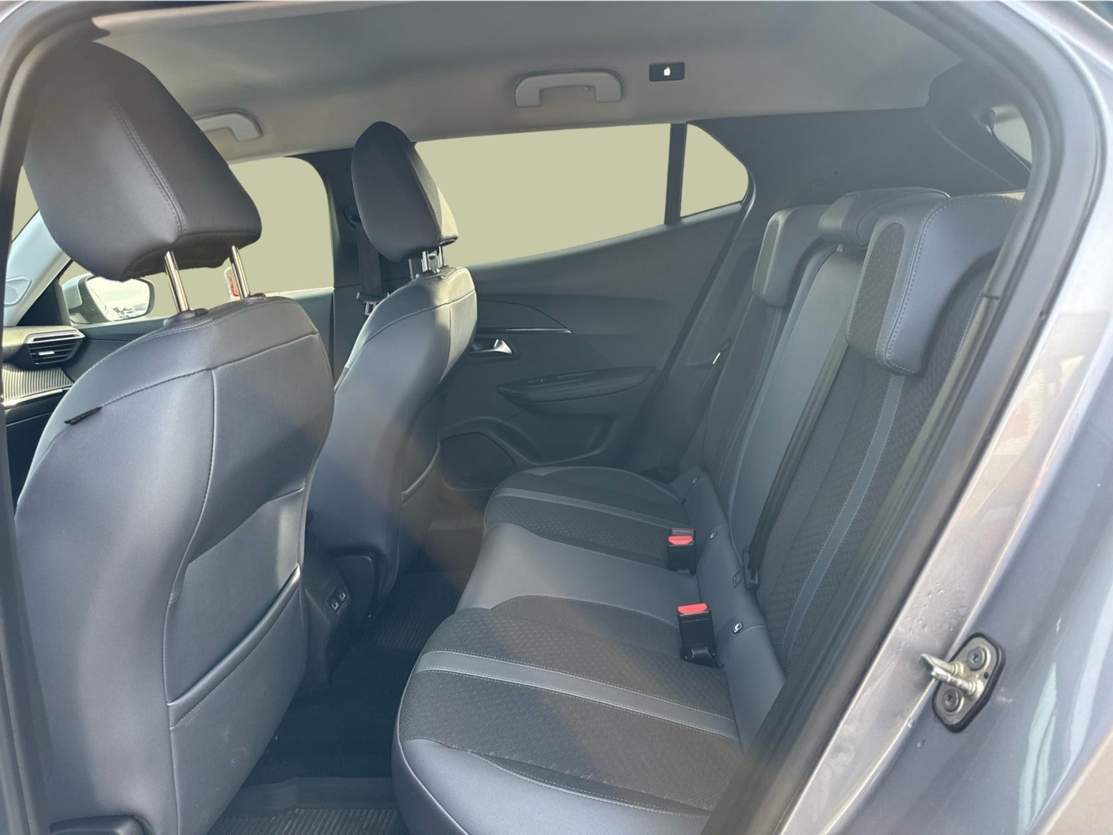Grå Peugeot 2008 fra 2020