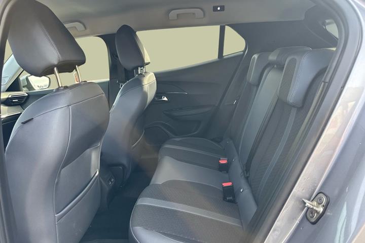 Grå Peugeot 2008 fra 2020