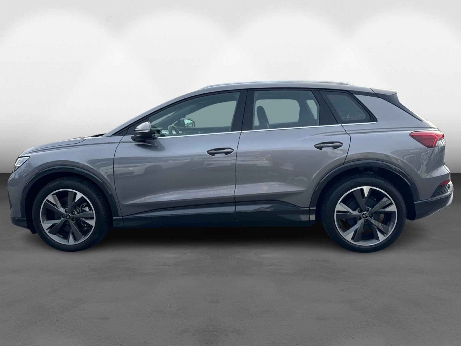 Grå Audi Q4 e-tron fra 2024