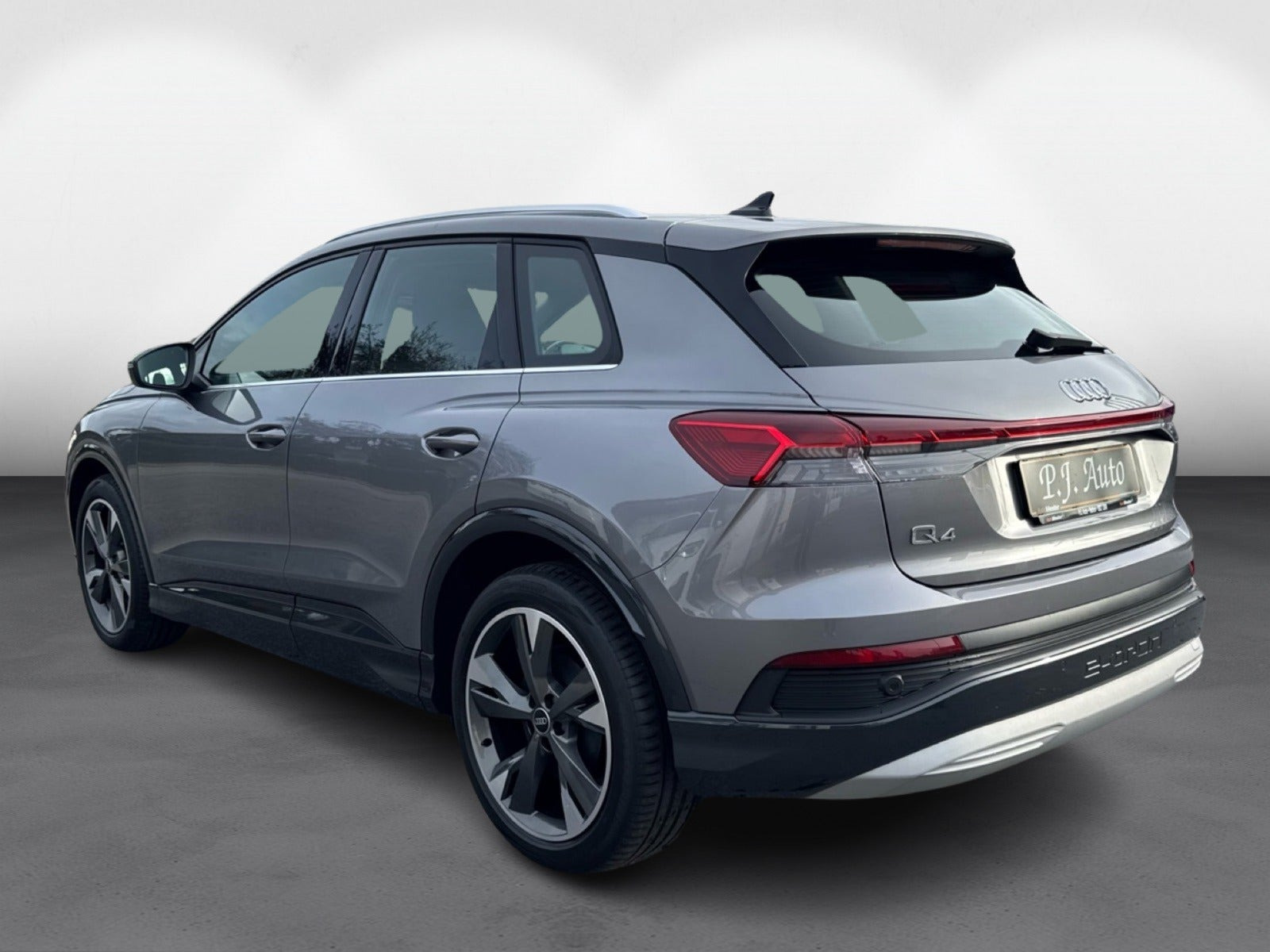 Grå Audi Q4 e-tron fra 2024
