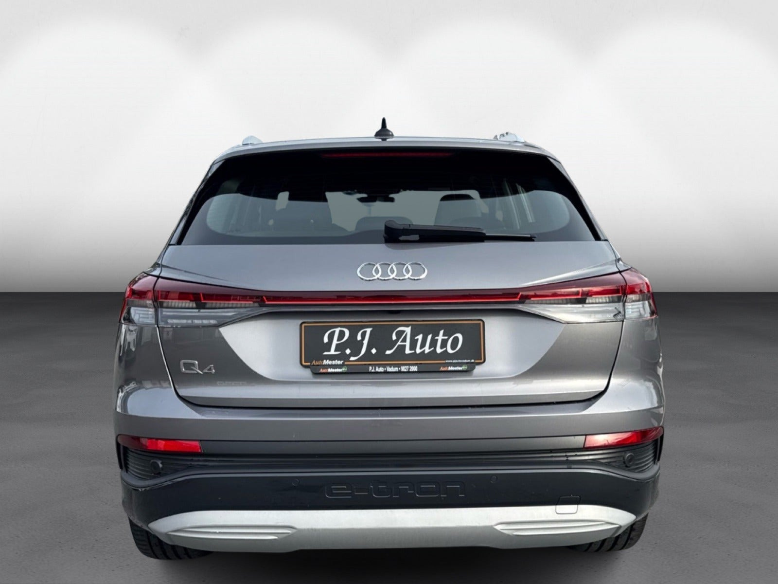 Grå Audi Q4 e-tron fra 2024