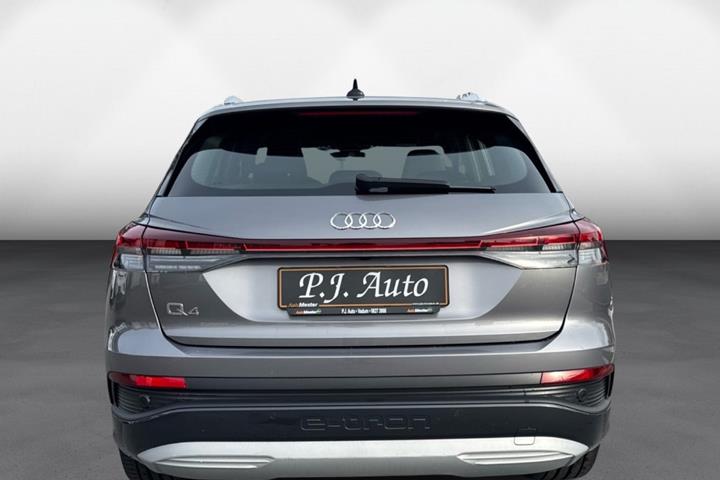 Grå Audi Q4 e-tron fra 2024