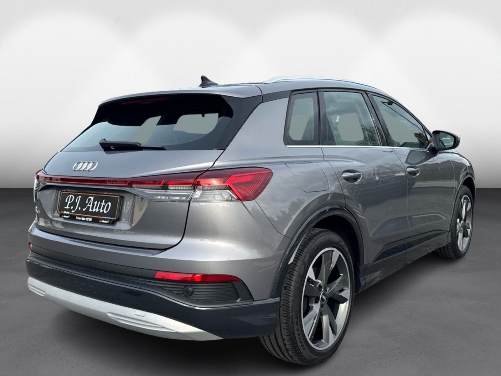 Grå Audi Q4 e-tron fra 2024