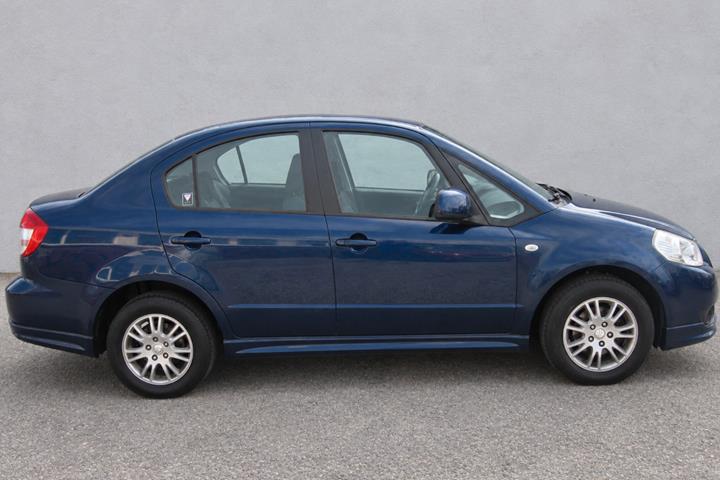 Blå Suzuki SX4 fra 2011