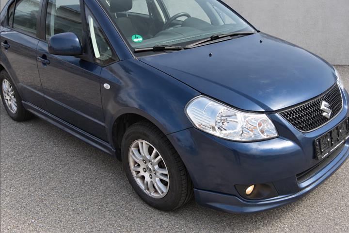 Blå Suzuki SX4 fra 2011
