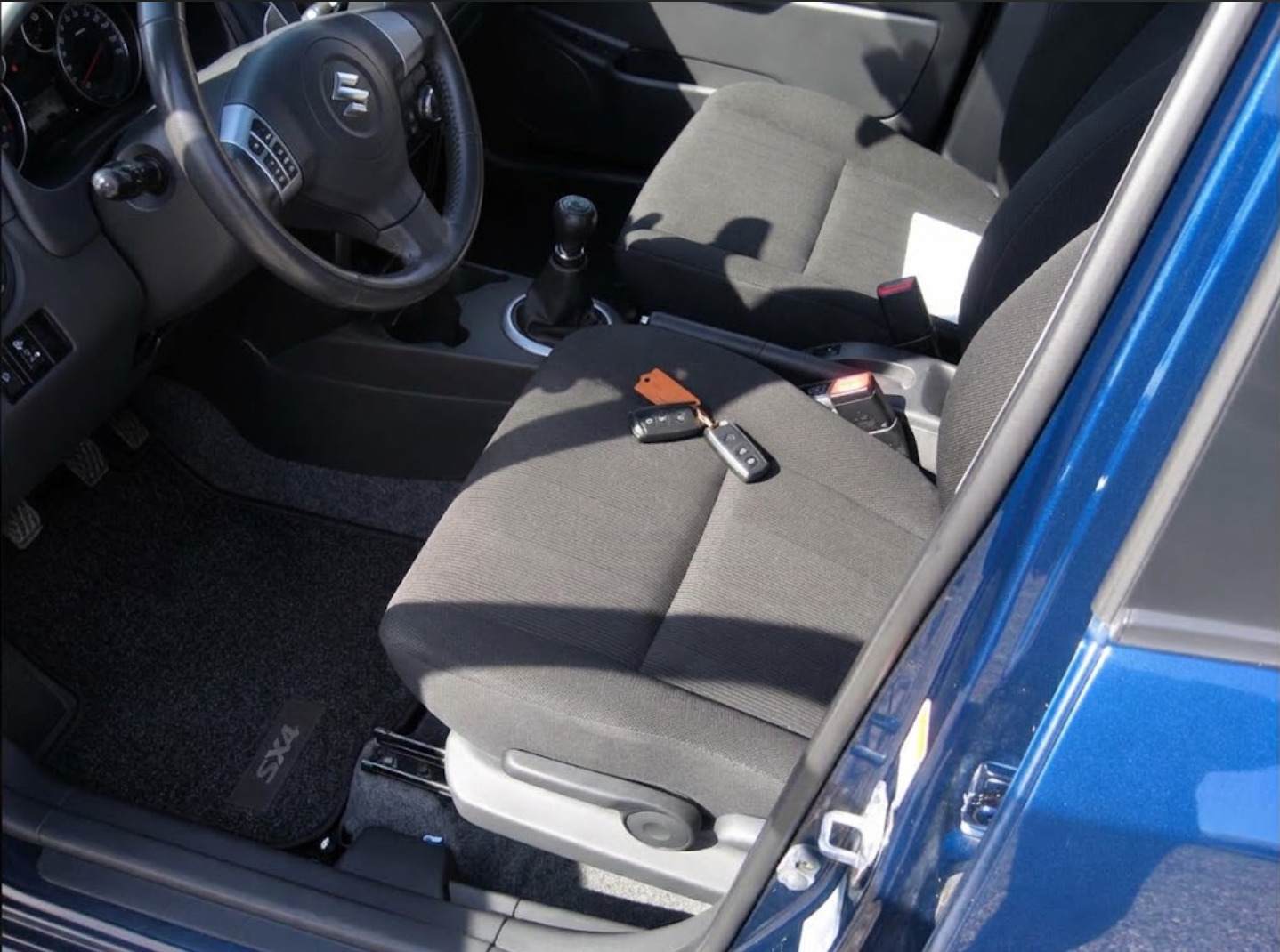 Blå Suzuki SX4 fra 2011