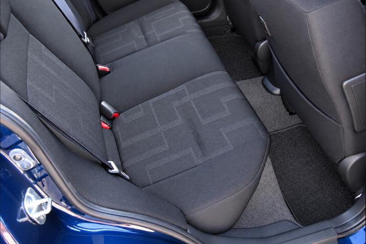 Blå Suzuki SX4 fra 2011