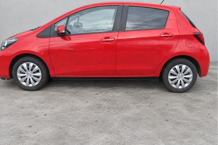 Rød Toyota Yaris fra 2015