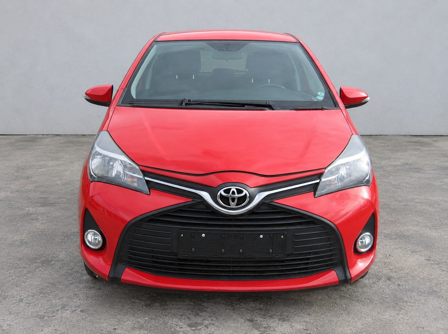 Rød Toyota Yaris fra 2015