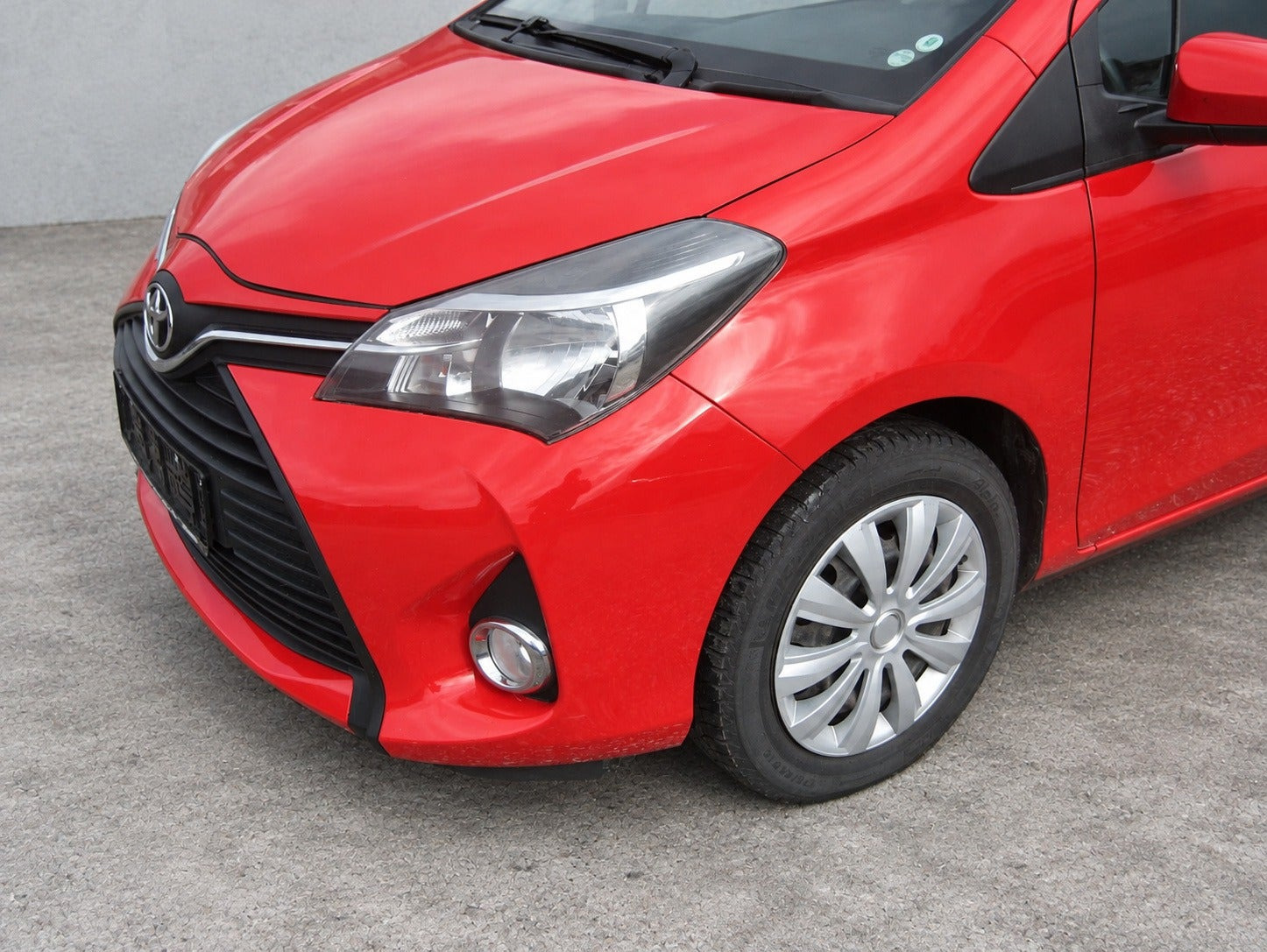 Rød Toyota Yaris fra 2015