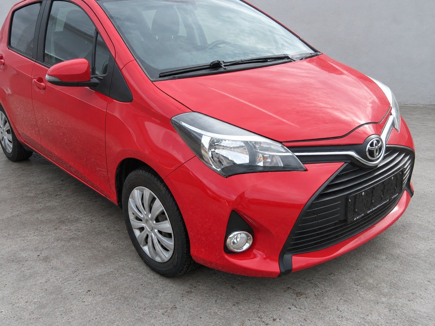 Rød Toyota Yaris fra 2015