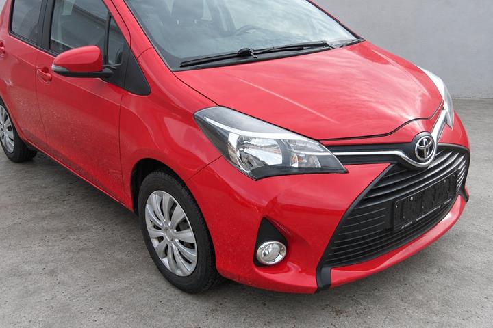 Rød Toyota Yaris fra 2015