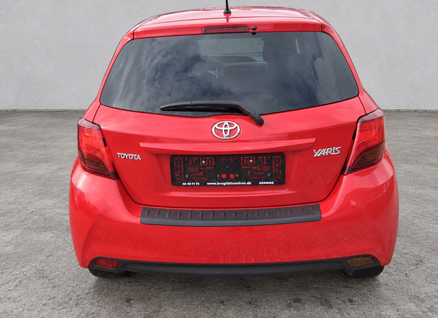 Rød Toyota Yaris fra 2015