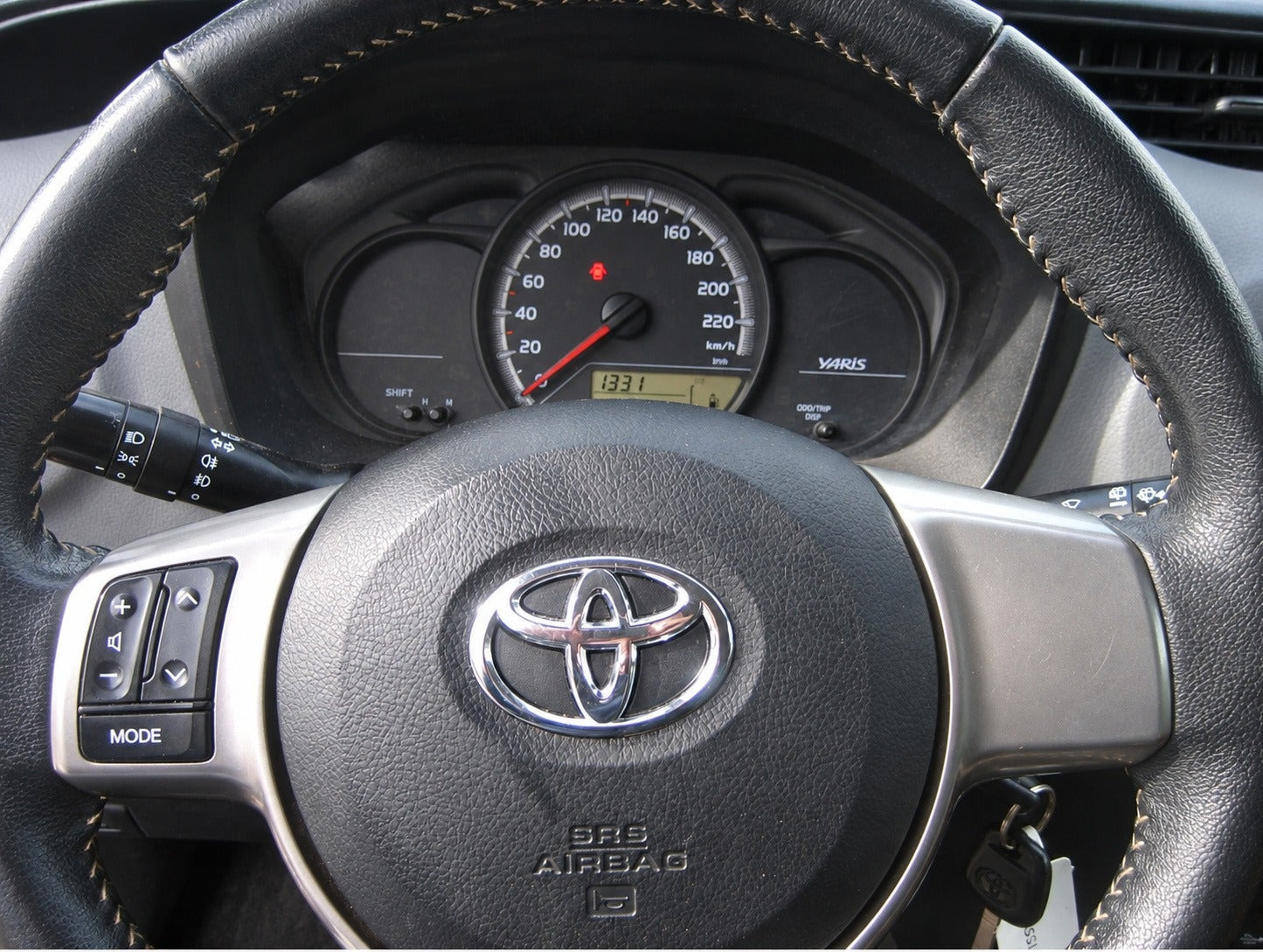 Rød Toyota Yaris fra 2015