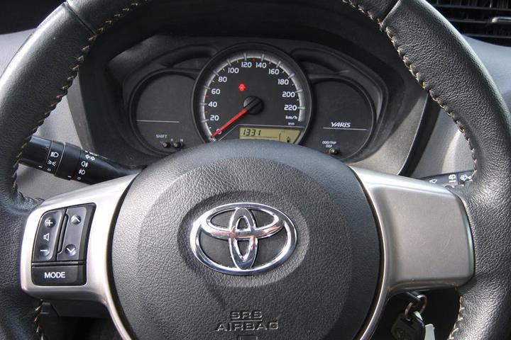 Rød Toyota Yaris fra 2015
