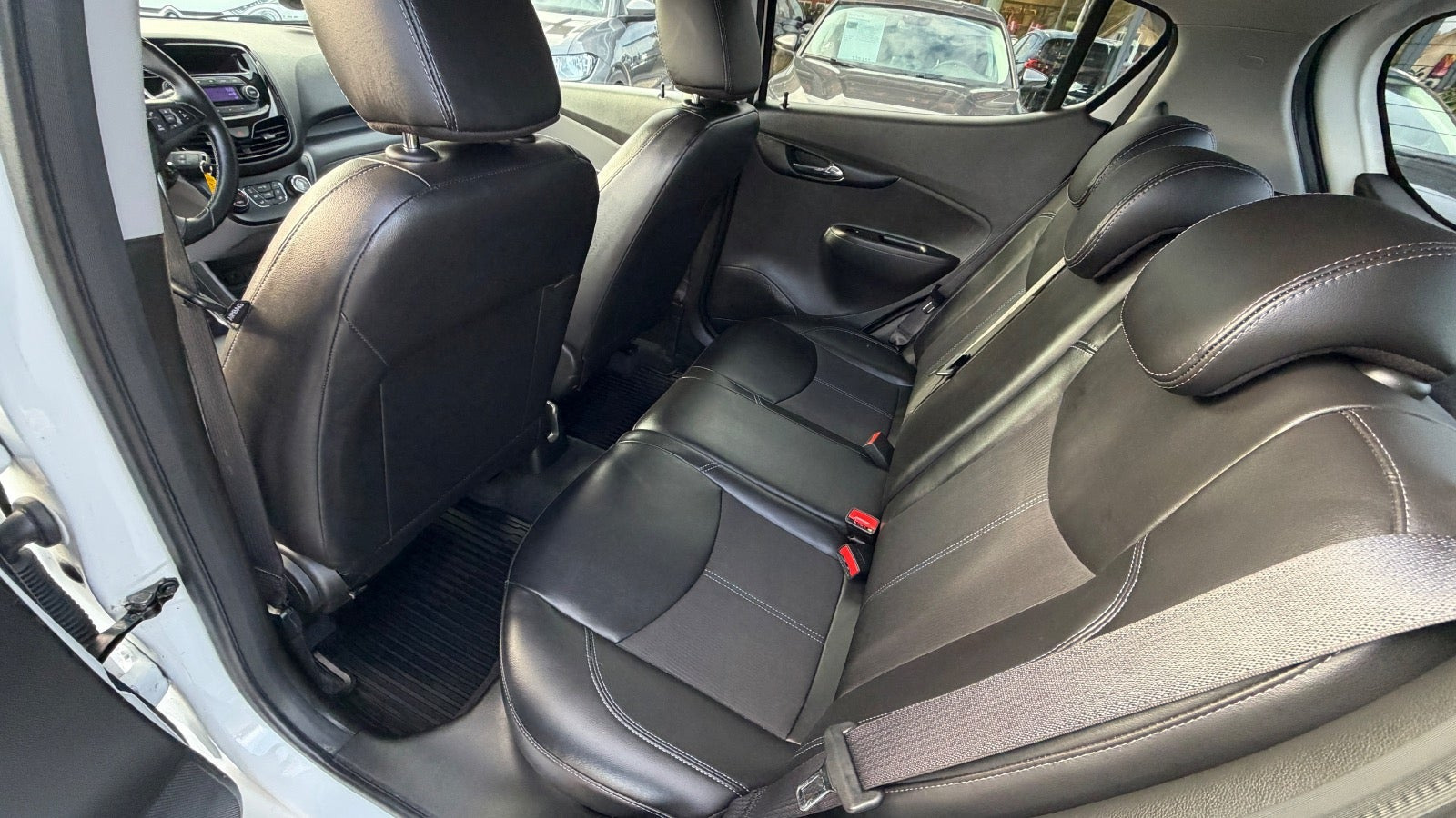 Hvid Opel Karl fra 2016