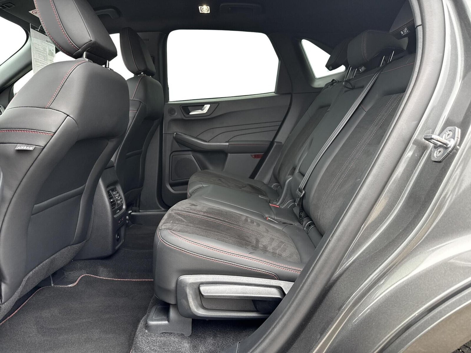Grå Ford Kuga fra 2025
