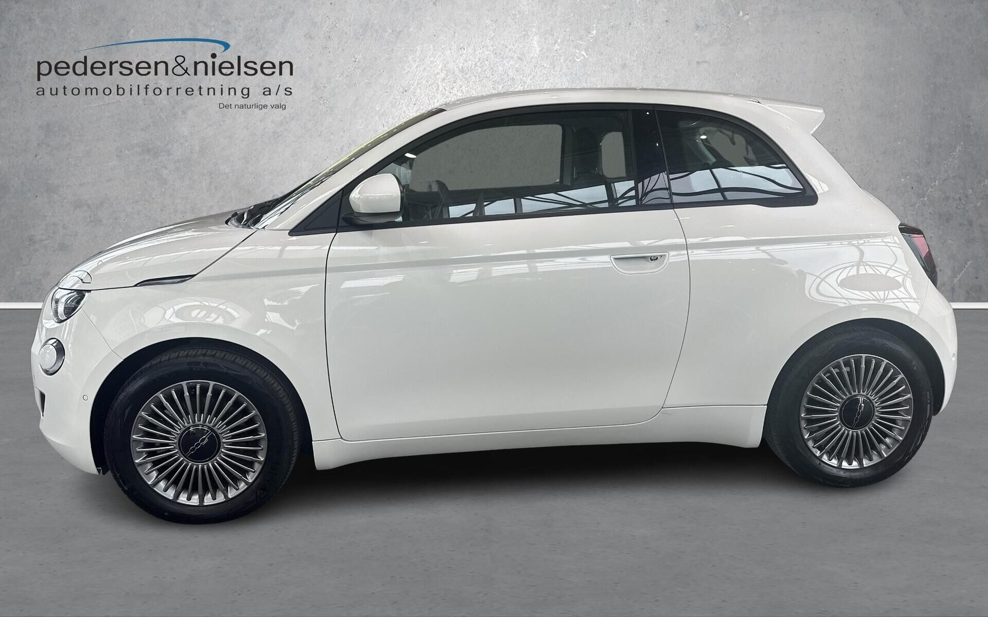 Hvid Fiat 500e fra 2023