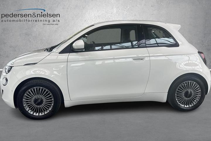 Hvid Fiat 500e fra 2023