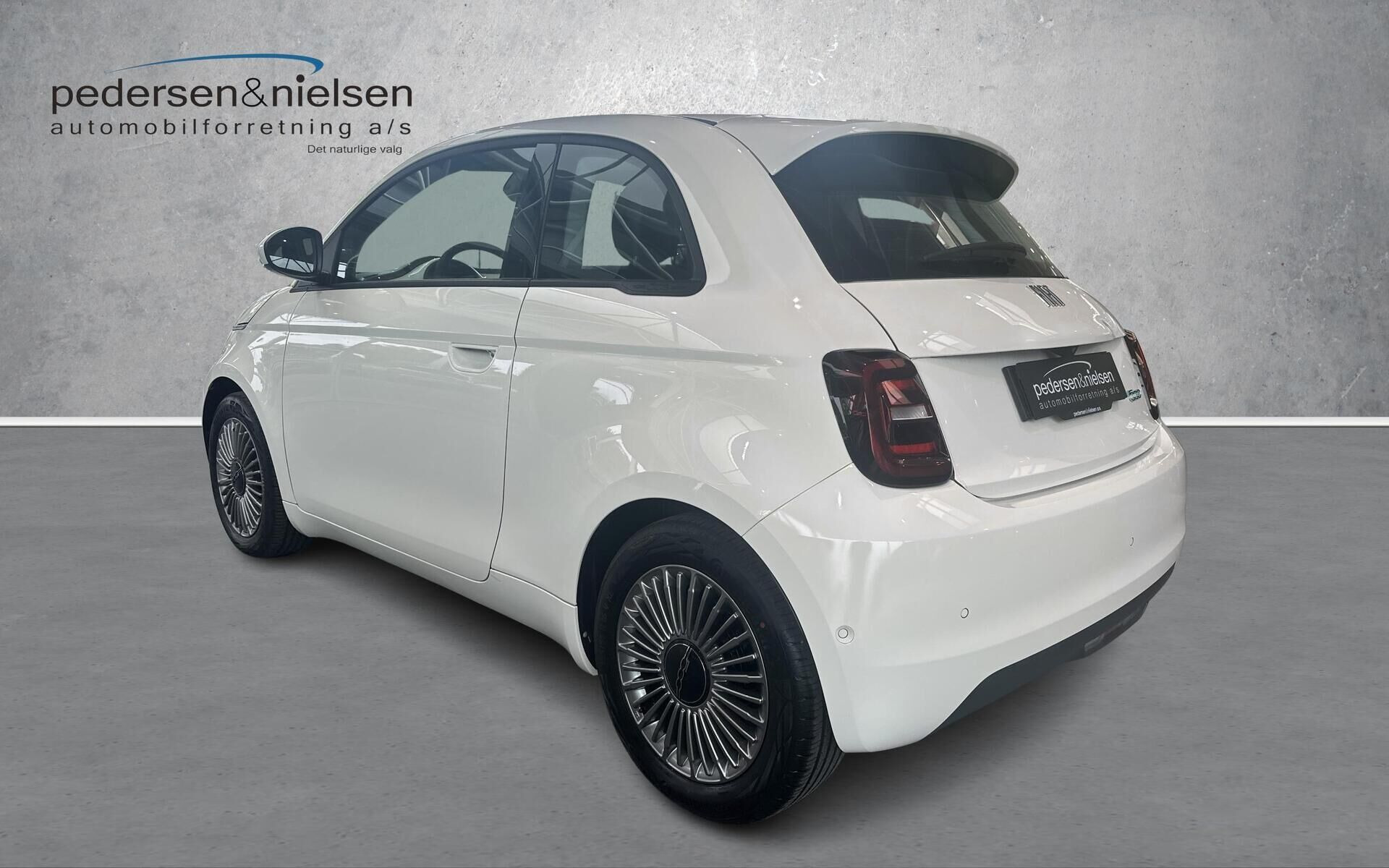 Hvid Fiat 500e fra 2023