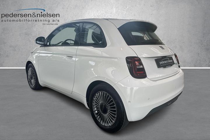 Hvid Fiat 500e fra 2023